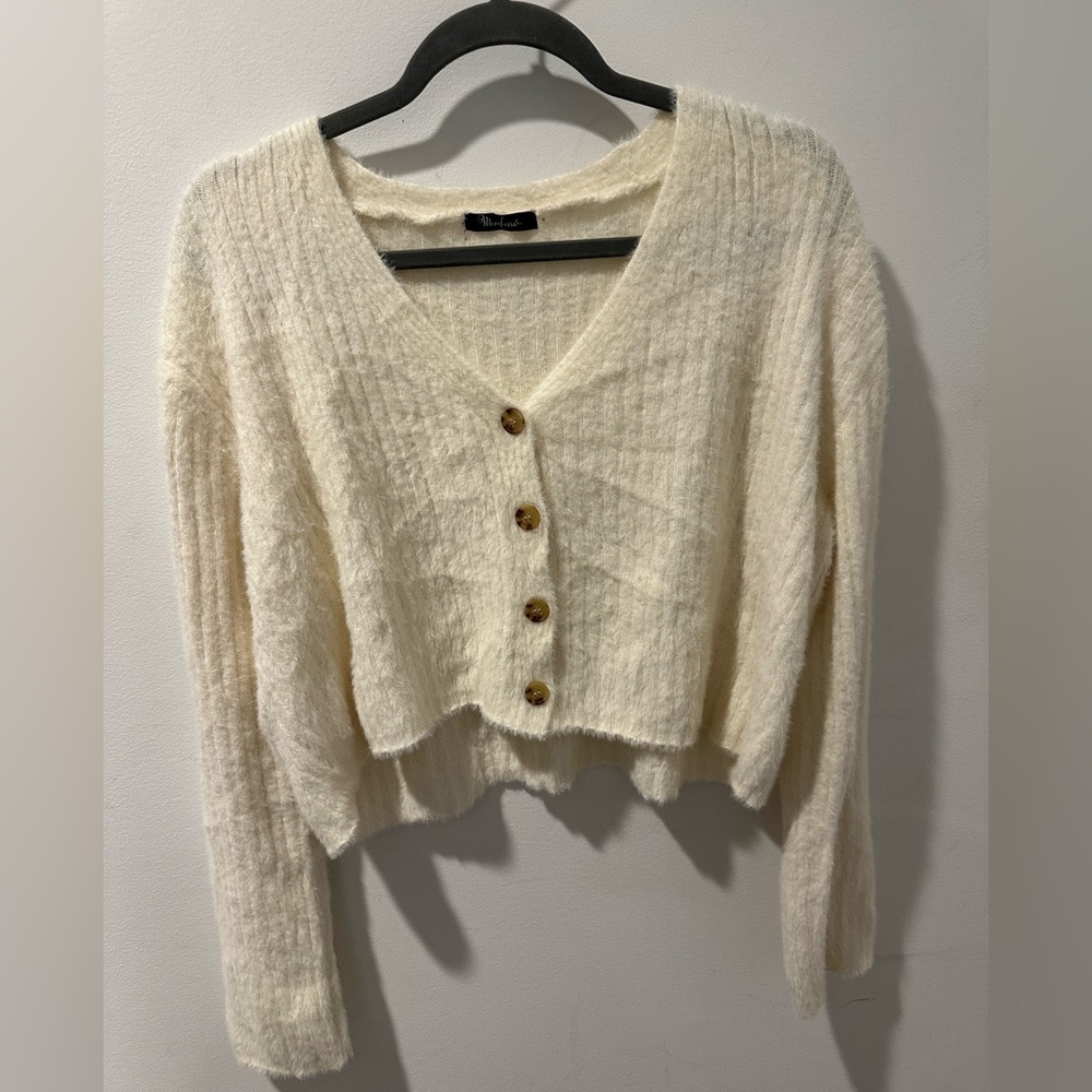 MOONBEAM Cropped fuzzy white cardigan